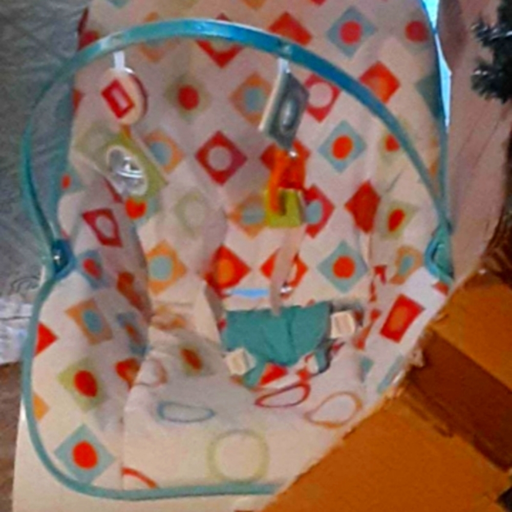 Baby vibrating bouncer
